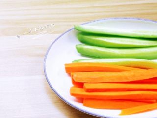 4、桃红大虾寿司卷,煮饭期间，将胡萝卜，黄瓜切条。