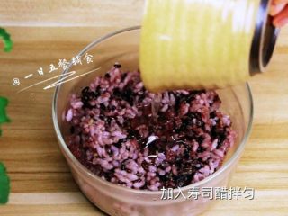 6、桃红大虾寿司卷, 将寿司醋倒在米饭里，拌匀，尝一尝，是不是稍微偏酸甜一点点？一会还加没有任何调味的黄瓜、胡萝卜、大虾来中和，吃起来会感觉刚刚好。