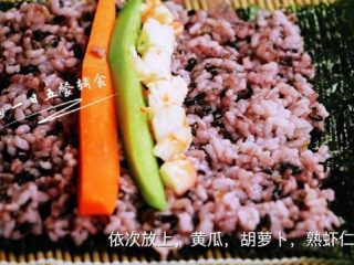 7、桃红大虾寿司卷,在中间位置，依次放上胡萝卜，黄瓜，和熟虾仁。