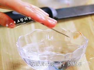 9、桃红大虾寿司卷,刀沾水，切成段。