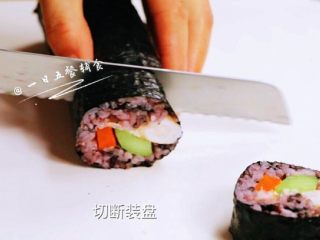 10、桃红大虾寿司卷,切2刀，会沾刀，继续将刀沾水。