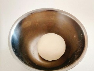 1、烩麻食,把水+盐+面粉，和成光滑的面团。醒三十分钟！