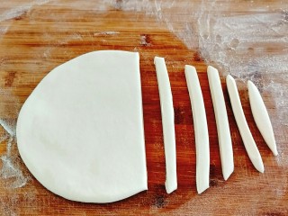 3、烩麻食,切7㎜宽的条！