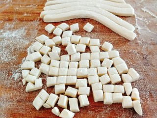 5、烩麻食,分两次切7㎜宽的小面丁！