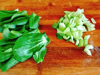 11、烩麻食,青菜叶梗分离，梗切小块。