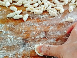 8、烩麻食,没有工具，就在面板上搓，压下面丁，向前一搓！