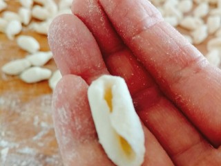 9、烩麻食,面板上搓好的麻食！