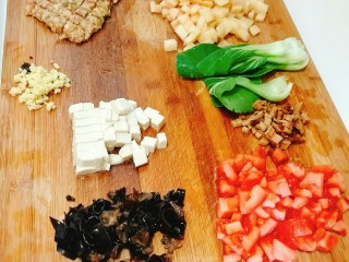 10、烩麻食,准备好的肉沫及蔬菜！