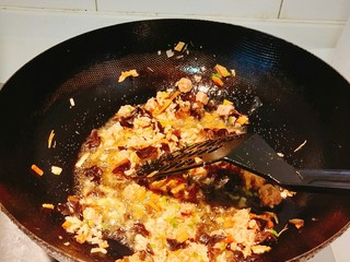 12、烩麻食,先将姜沫肉沫下锅煸熟，再下入黄花木耳，再下土豆丁，土豆熟后下青菜梗，最后下西红柿和豆腐！