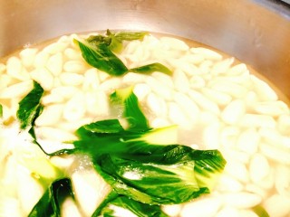 14、烩麻食,麻食全部上浮，下入青菜叶！