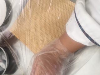 1、翻转樱花寿司,第二部:戴上手套在席子上放一层保鲜膜