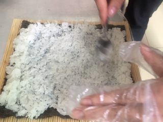 3、翻转樱花寿司,第三部:紫菜上铺一层米饭