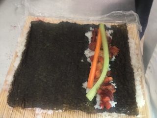 6、翻转樱花寿司,在放上自己喜欢吃的食物