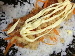 7、翻转樱花寿司,挤上沙拉酱，个人口味喜欢多少可以放多少