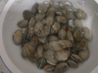 3、＃辣味＃蒜泥剁椒炒花甲,用流水冲洗干净！我还用牙刷一个个刷了下????