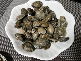 4、＃辣味＃蒜泥剁椒炒花甲,洗干净花甲沥水待用