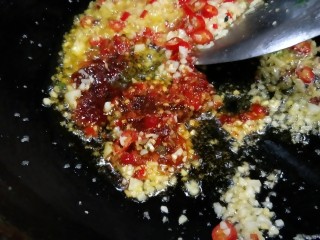 6、＃辣味＃蒜泥剁椒炒花甲,放入混合酱料炒出红油色