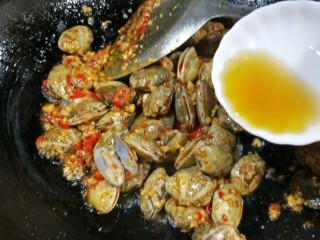 8、＃辣味＃蒜泥剁椒炒花甲,加入料酒