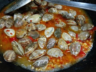 9、＃辣味＃蒜泥剁椒炒花甲,加入清水，大火煮开转小火焖煮5分钟