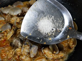 11、＃辣味＃蒜泥剁椒炒花甲,尝下咸淡，酌情添加盐，少许白糖（其实多余的）