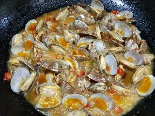 10、＃辣味＃蒜泥剁椒炒花甲,咕噜咕噜，全开口了