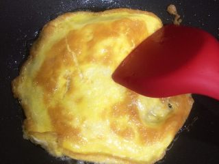 1、超简单寿司做法,两个鸡蛋煎成薄薄的一张饼