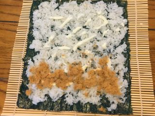 3、超简单寿司做法,再铺上薄薄一层肉松
