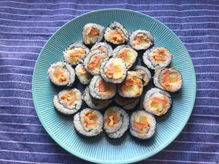 5、超简单寿司做法,卷好稍微压紧一下切成段