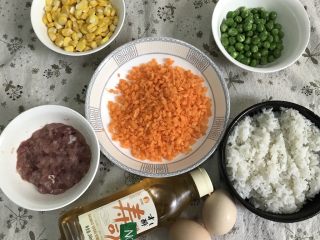 1、蔬菜炒饭,红萝卜切丁、玉米粒、青豆、米饭，寿司醋、鸡蛋备用。