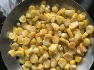 2、蔬菜炒饭,用水汆烫熟玉米。