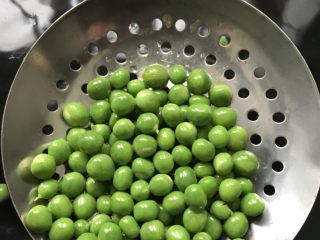 3、蔬菜炒饭,青豆汆烫熟备用。