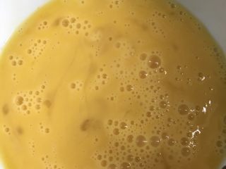 5、蔬菜炒饭,打好鸡蛋液。