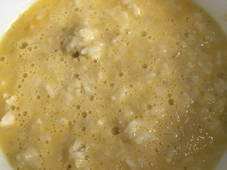 6、蔬菜炒饭,倒入米饭在蛋液里。