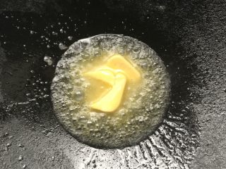 7、蔬菜炒饭,黄油倒入锅里。