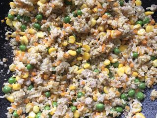11、蔬菜炒饭,最后把炒好的蔬菜、肉末倒入米饭里一起翻炒，调味后即可。