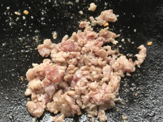 9、蔬菜炒饭,倒入油翻炒肉末出香味备用。