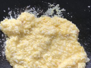 10、蔬菜炒饭,加入油翻炒米饭。