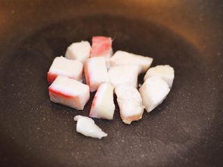 2、宫保鸡丁(最正宗最讲究的做法),不放油，小火放入锅中。