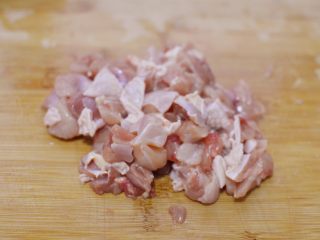 4、宫保鸡丁(最正宗最讲究的做法),带皮切丁。