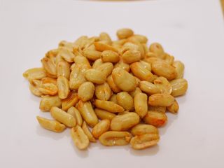 6、宫保鸡丁(最正宗最讲究的做法),熟花生米去皮。