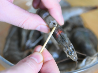 1、干锅香辣虾重现江湖，在鲜、香、辣中体验畅快人生！,用牙签挑出虾线