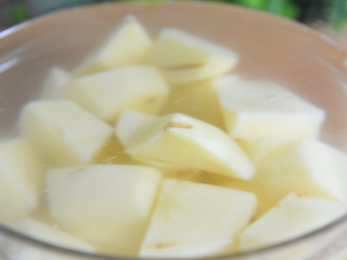 3、干锅香辣虾重现江湖，在鲜、香、辣中体验畅快人生！,土豆切块，放入清水中泡去多余淀粉