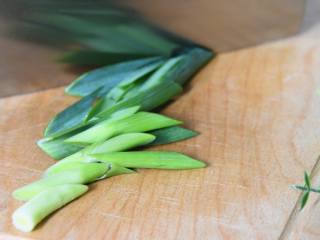 4、干锅香辣虾重现江湖，在鲜、香、辣中体验畅快人生！,青蒜切段备用