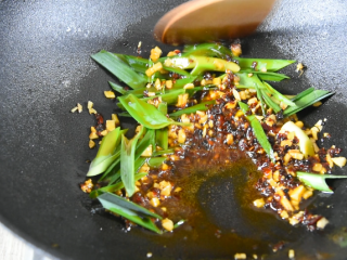 9、干锅香辣虾重现江湖，在鲜、香、辣中体验畅快人生！,热油锅，倒入姜蒜末、8g豆豉、20g火锅底料，炒香