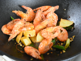 10、干锅香辣虾重现江湖，在鲜、香、辣中体验畅快人生！,快速倒入炸好的土豆、炸虾，翻炒均匀