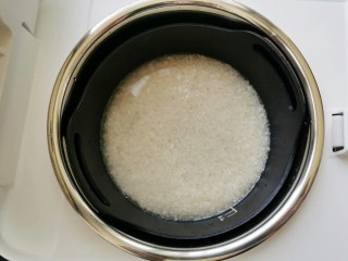 1、香蕉寿司,大米洗干净，倒电饭煲