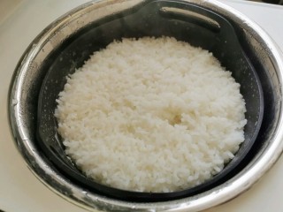 3、香蕉寿司,煮好后放至微凉