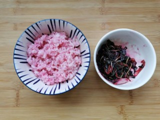 4、香蕉寿司,拿出一些米饭用苋菜汁，拌成樱花色
