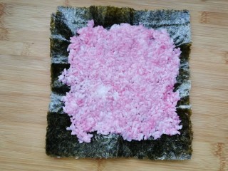 5、香蕉寿司,放一张海苔再压抹一层樱花色米饭