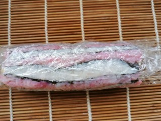 6、香蕉寿司,用寿司帘卷起来